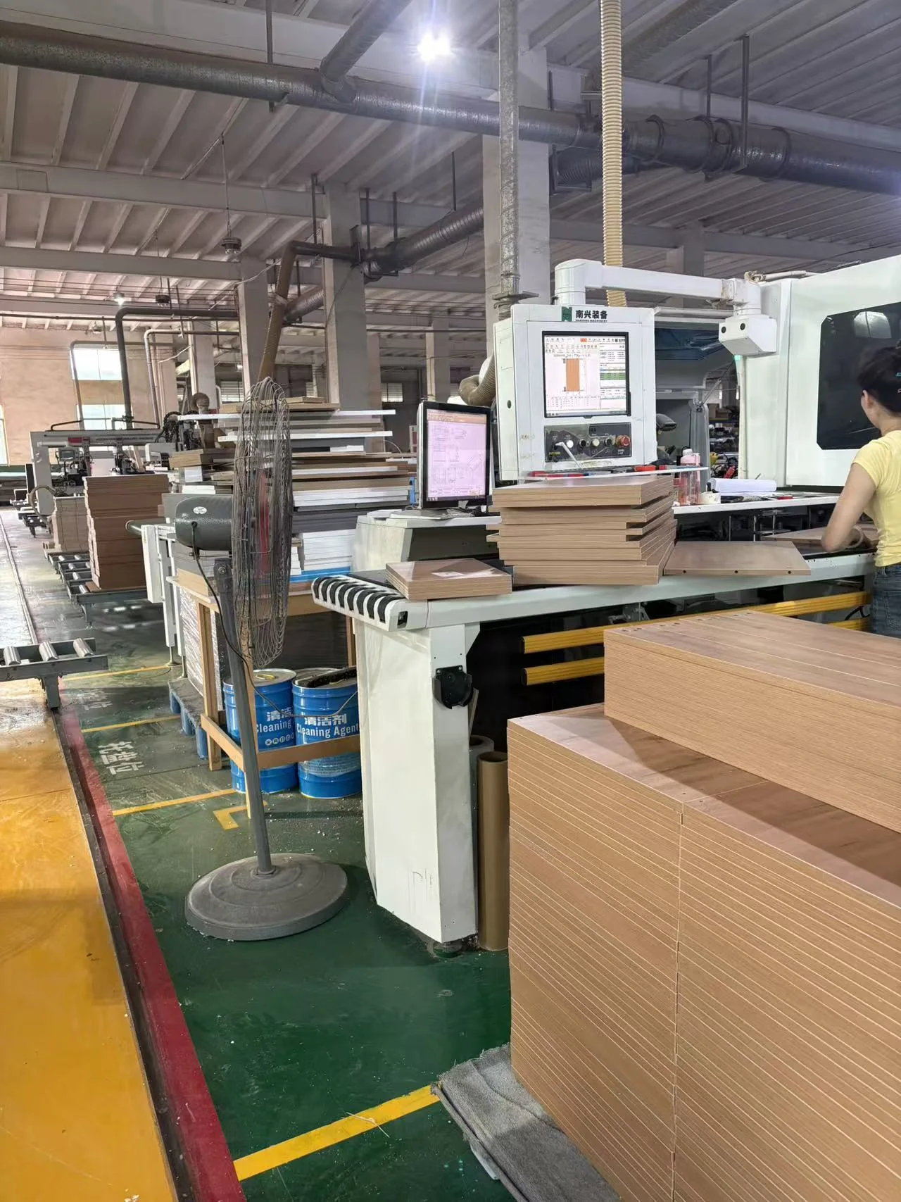 Drilling equipment used in cabinet production